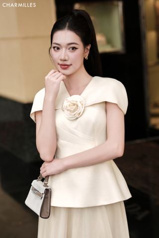 Áo vai chờm , hoa ngực