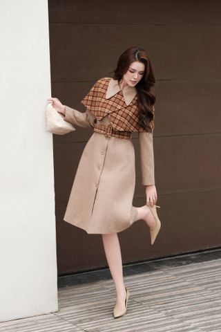 Manto đai kẻ phối choàng