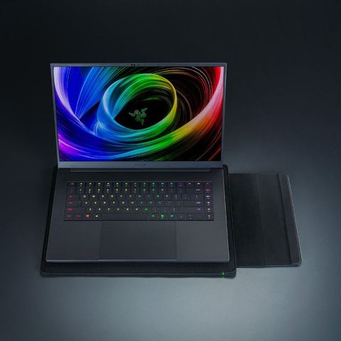 tui-chong-soc-laptop-razer-16