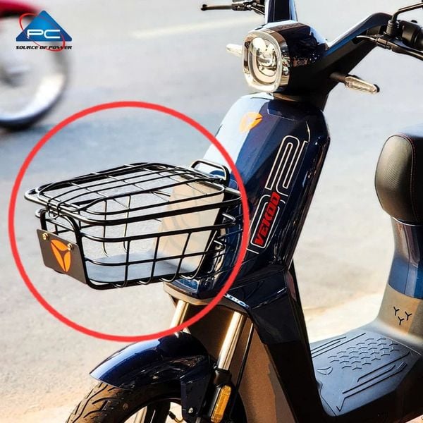 Giỏ sắt xe điện Yadea X-Bull Vekoo i8 có nắp, góc nghiêng phải cận cảnh lưới sắt đen và logo Yadea cam