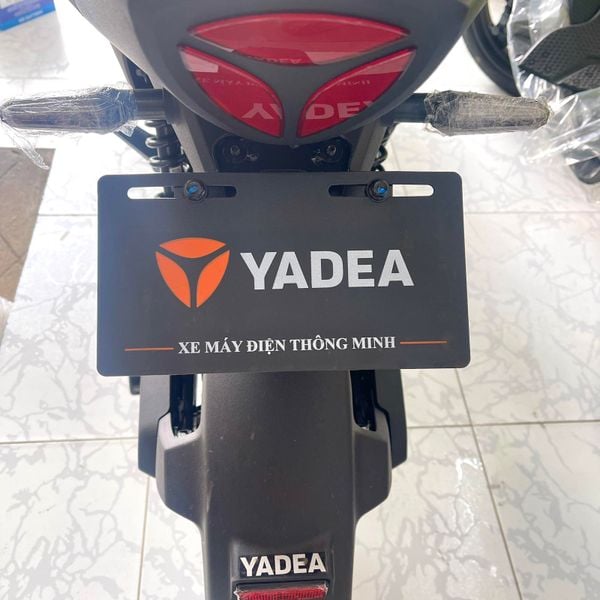 Biển Xe Yadea Chính Hãng gắn sau đuôi xe, cận cảnh logo tam giác cam và dòng chữ Xe Máy Điện Thông Minh
