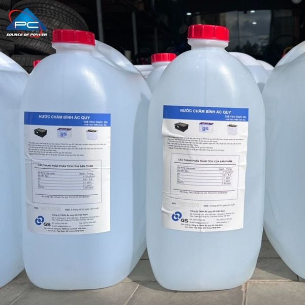 Nước cất châm bình ắc quy GS 30L can nhựa trắng nắp đỏ nhìn nghiêng trái cận cảnh tem nhãn thông số