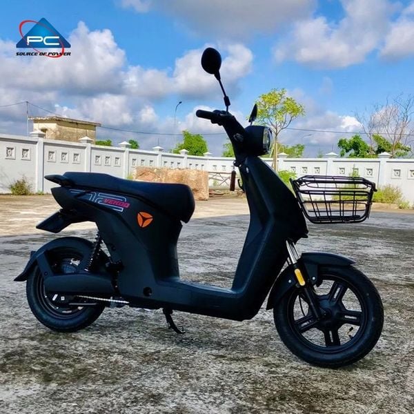 Xe điện Yadea i8 màu đen gắn giỏ sắt có nắp phía trước, góc nghiêng trái thấy toàn thân xe và logo Yadea