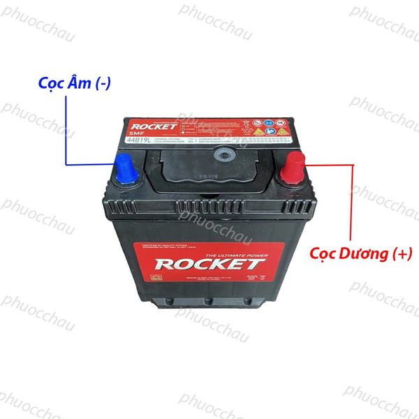 Bình ắc quy ROCKET SMF 44B19L 12V-40Ah cận cảnh 2 cọc bình, cọc âm bọc nắp xanh và cọc dương bọc nắp đỏ