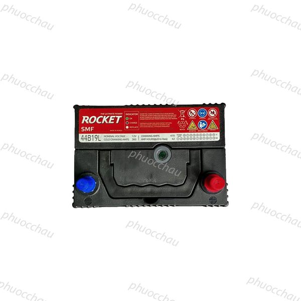 Bình ắc quy ROCKET SMF 44B19L 12V-40Ah nhìn từ trên, tem đỏ ghi thông số 12V 350A 470A và mắt báo nạp