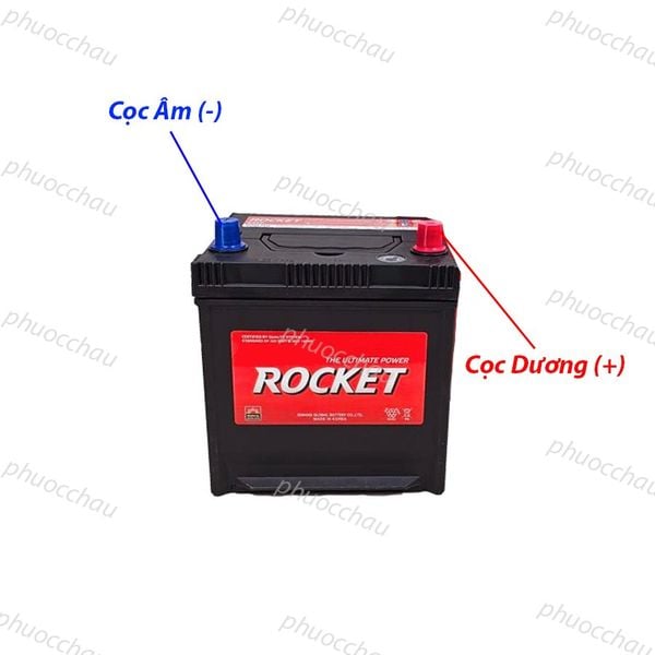 Cận cảnh 2 cọc bình ắc quy ROCKET SMF 50D20L 12V-50Ah có chú thích cọc âm và cọc dương