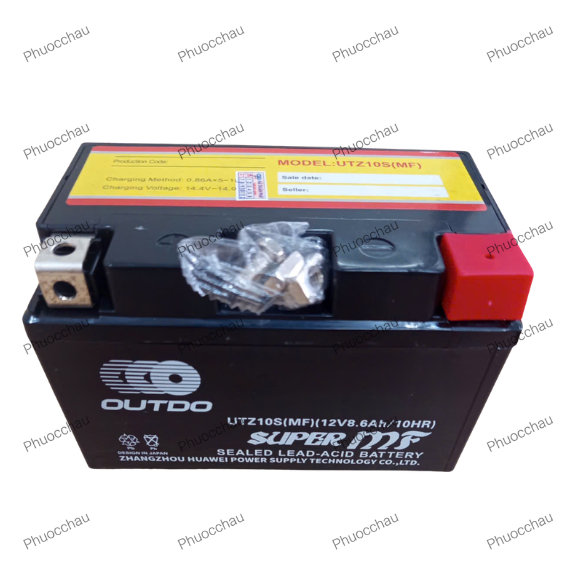 Bình ắc quy xe mô tô phân khối lớn OUTDO UTZ10S 12V 8.6Ah góc nhìn nghiêng phải, vỏ đen, nắp đỏ và phụ kiện ốc vít