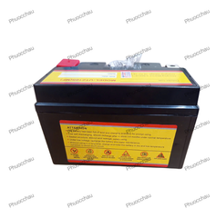 Bình ắc quy xe mô tô phân khối lớn OUTDO UTZ10S 12V 8.6Ah góc nghiêng trái tem vàng ATTENTION và nắp van
