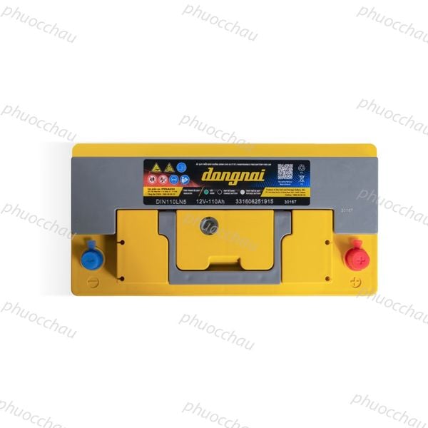 Bình ắc quy Đồng Nai CMF DIN110 LN5 12V 110Ah nhìn từ trên mặt nắp vàng, cận cảnh 2 cọc bình xanh đỏ