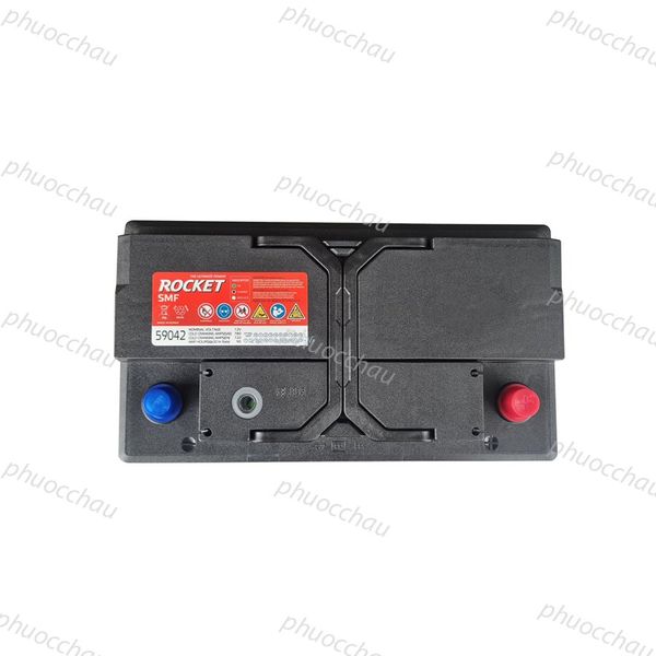 Bình ắc quy ROCKET SMF 59042 12V-90Ah nhìn từ trên xuống, cận cảnh 2 cọc bình nắp xanh đỏ và tem nhãn đỏ
