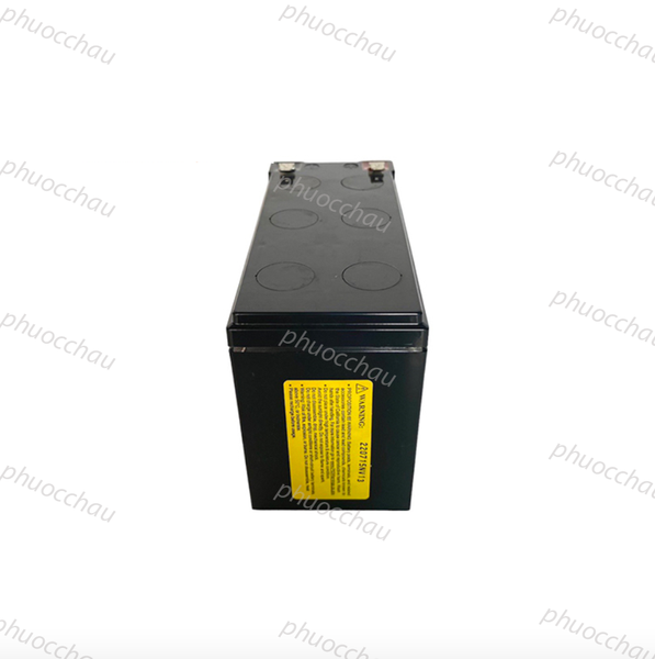 Bình ắc quy CSB GP1272F2 12V 7.2Ah lưu điện, nhìn từ trên xuống thấy 2 cọc F2 và tem cảnh báo vàng