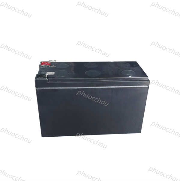 Ắc quy CSB HR1234W 12V 9Ah góc nghiêng phải, vỏ đen có tem đỏ và 2 cọc dẹt