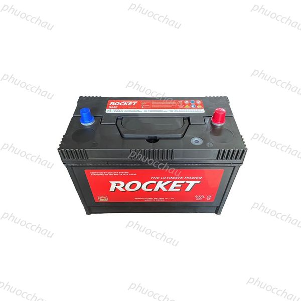 Ắc quy ROCKET SMF HS-1000LA 12V-100Ah góc nghiêng trái, tem đỏ The Ultimate Power và cặp cọc bình xanh đỏ