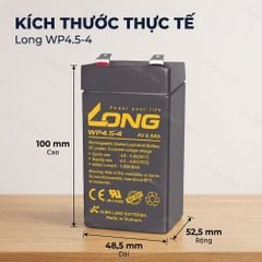 Bình ắc quy Long WP4.5-4 4V 4.5Ah ảnh kích thước thực tế: cao 100mm, dài 48,5mm, rộng 52,5mm, đặt trên mặt bàn gỗ