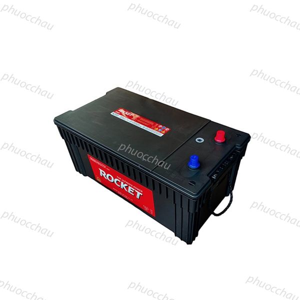Bình ắc quy ROCKET SMF N200 12V-200Ah góc nghiêng trái, vỏ đen có tay xách, tem ROCKET đỏ, 2 cọc đỏ xanh