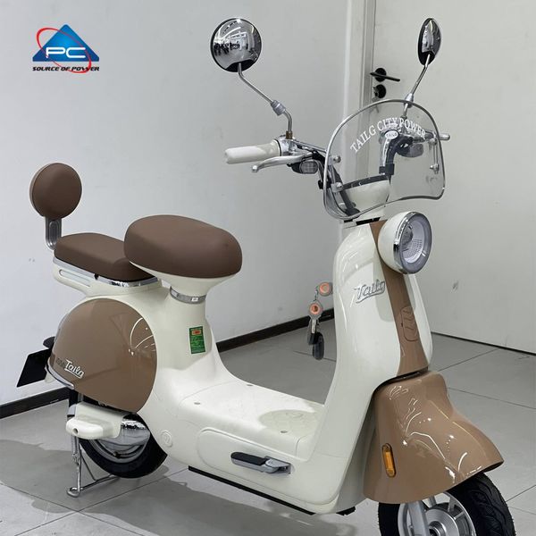 Xe đạp điện TaiLG JS50 màu trắng nâu, góc nghiêng trái, yên xe màu nâu và kính chắn gió