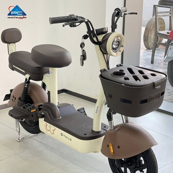 Xe đạp điện TaiLG JY33 màu kem nhìn từ trên xuống, cận cảnh giỏ trước, ghi đông, đèn pha và yên xe
