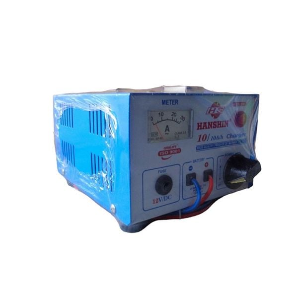 Máy sạc ắc quy HanShin 10A 12V nhìn nghiêng phải, thấy mặt hông vỏ xanh có khe tản nhiệt và dây kẹp bình
