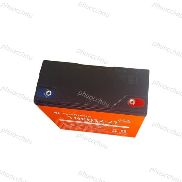 Ắc quy Thiên Năng TIANNENG TNEH12-27 12V-27AH nhìn từ trên xuống lộ rõ 2 cọc bình xanh đỏ
