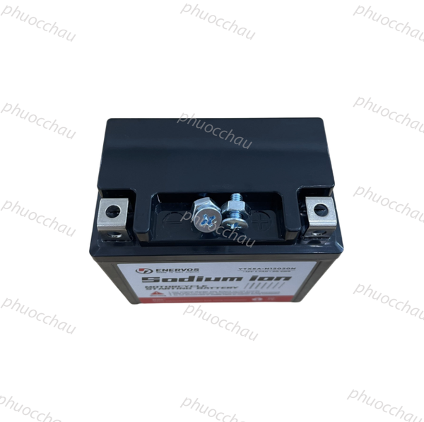 Bình ắc quy Natri iOn YTX5A 12V-5Ah góc nhìn từ trên cận cọc bình và tem sản phẩm