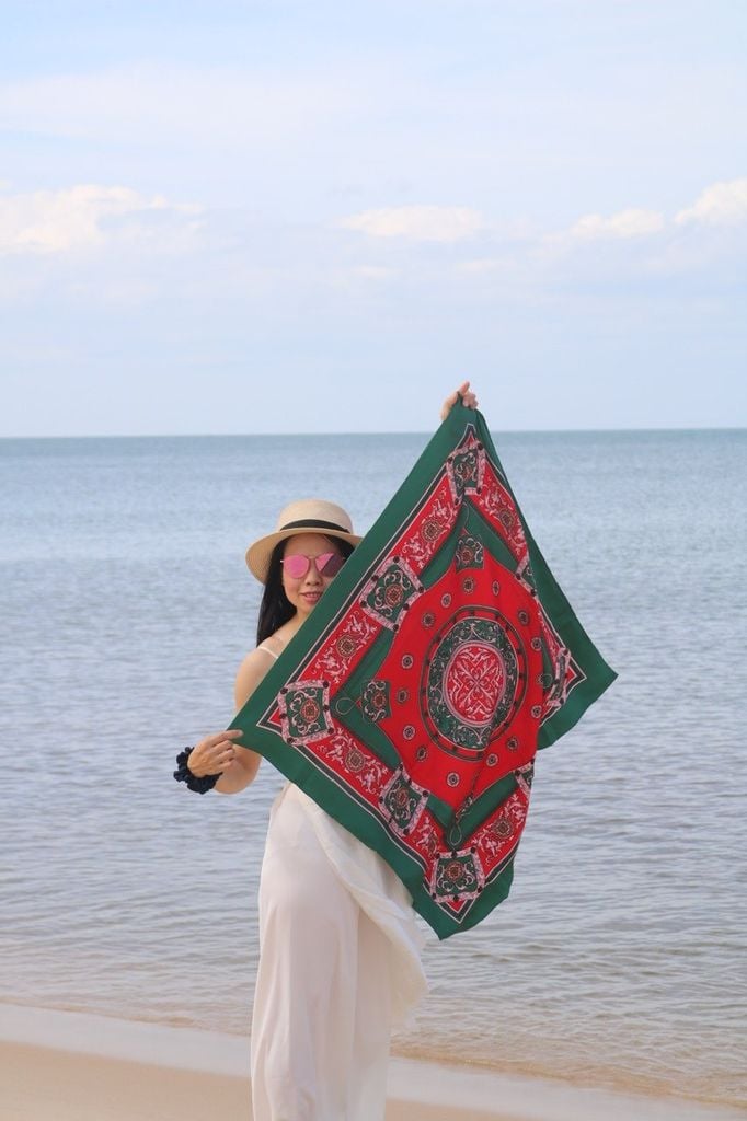 Gam Son mot thuo - Scarlet Weave of a Time - Silk Scarf - Red, 90x90cm