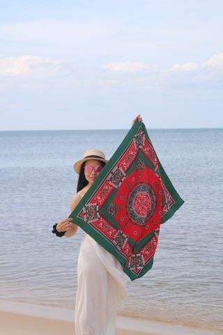 Gam Son mot thuo - Scarlet Weave of a Time - Silk Scarf - Red, 90x90cm
