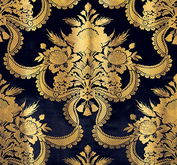 Vải BLU NOTTE REALE RIBBON DAMASK LZ22155 họa tiết damask uốn lượn kết hợp ribbon cổ điển, sắc xanh đêm quý phái.