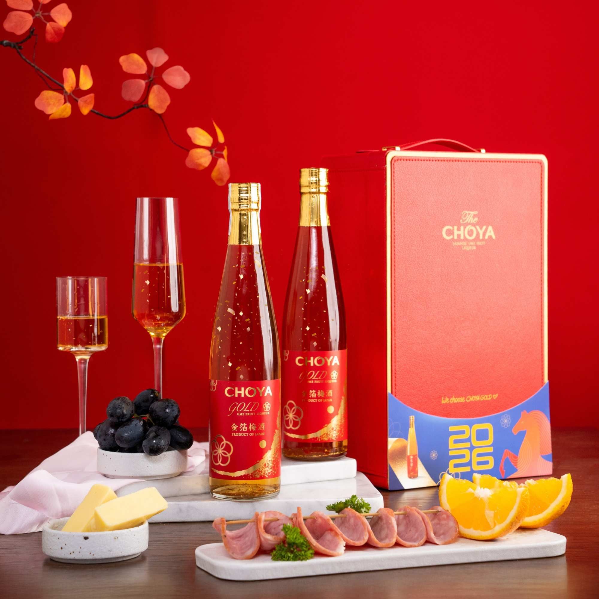  Hộp Quà Cao Cấp Rượu Mơ Vẩy Vàng Choya Gold 1000 ml (500 ml x 2 chai - hộp da đỏ đôi) 