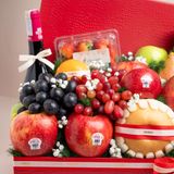  Giỏ Quà Trái Cây Các Loại Và Rượu Vang Tone Đỏ Sang Trọng 