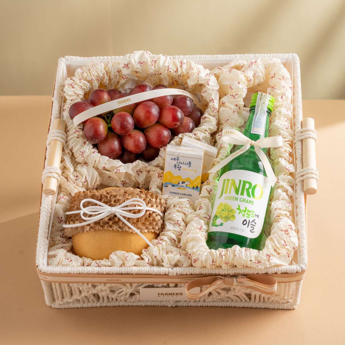  Giỏ Quà Trái Cây Tươi Và Rượu Soju Hàn Quốc Tone Trắng Tinh Tế 