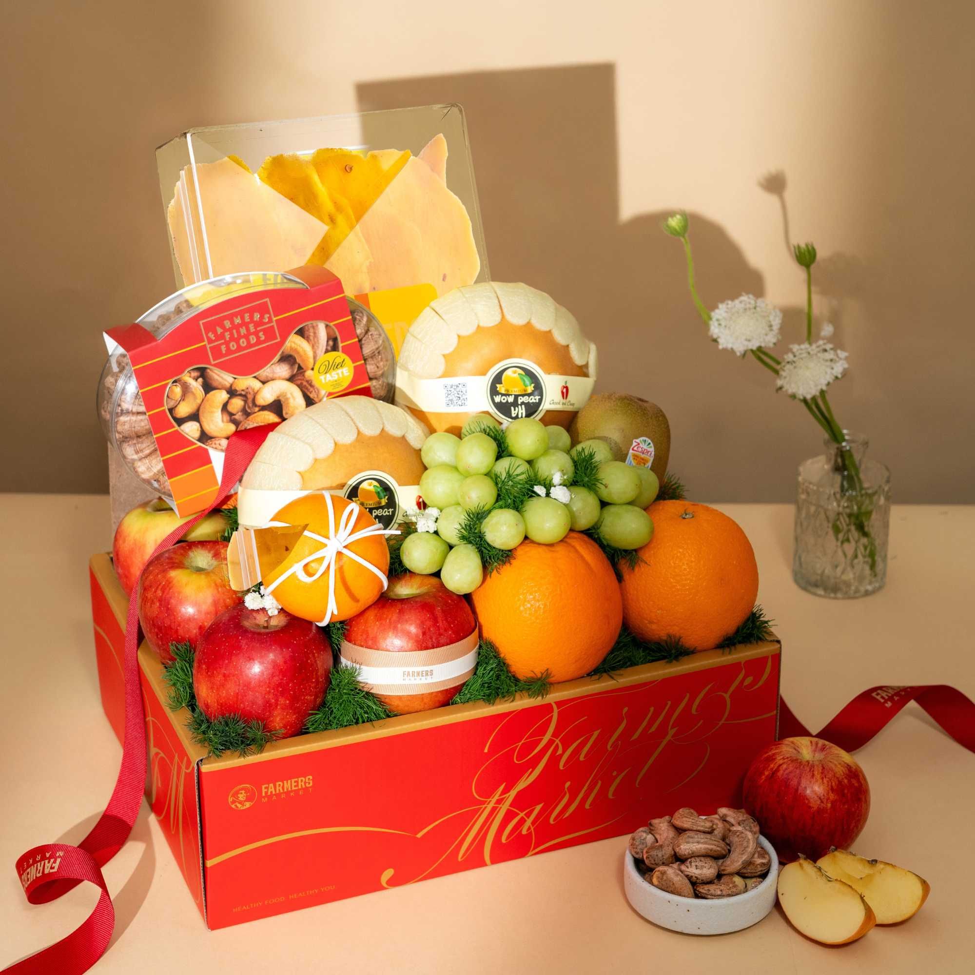  Giỏ Quà Trái Cây Và Ăn Vặt Tone Đỏ Tinh Tế 