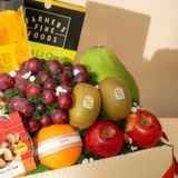  Giỏ Quà Trái Cây Và Ăn Vặt Tone Kem Tinh Tế 