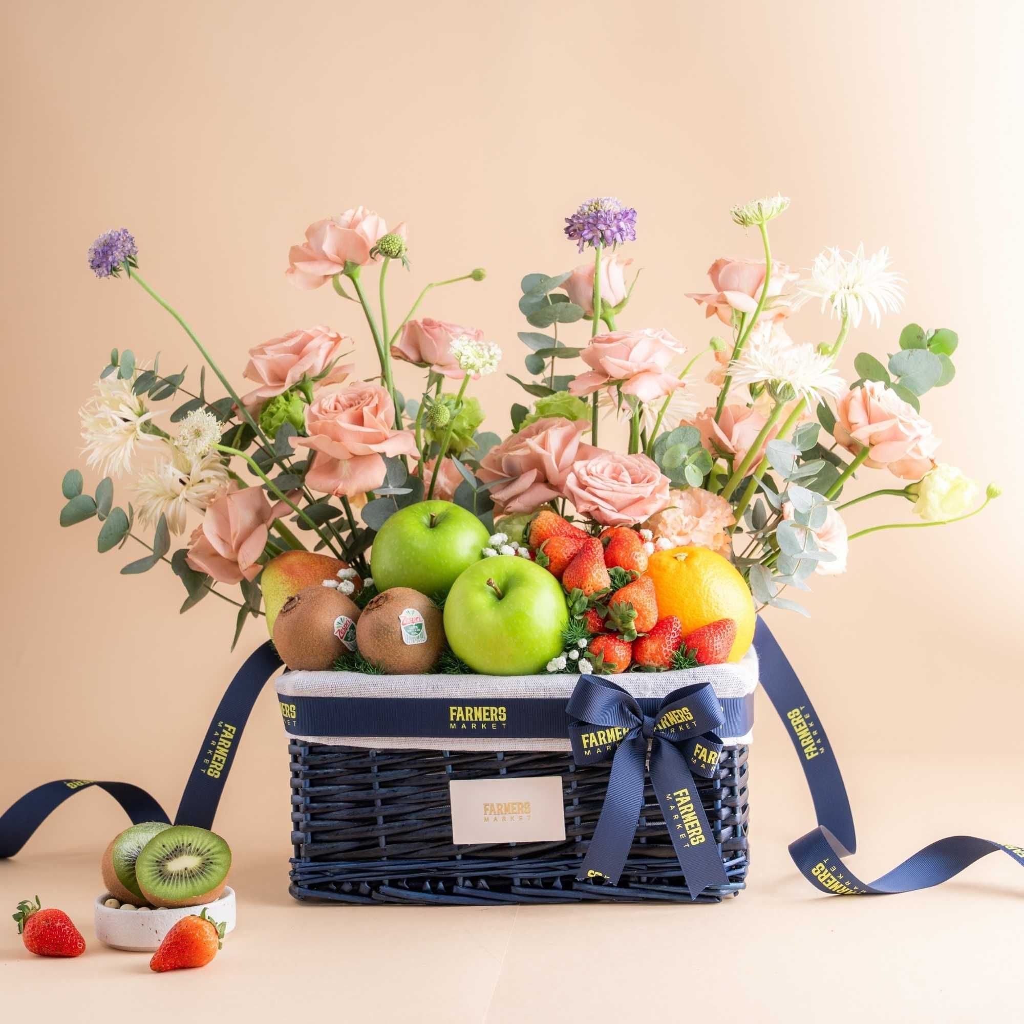  Giỏ Quà Trái Cây Và Hoa Tone Xanh Dương Tinh Tế 