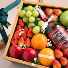 Hộp quà trái cây các loại và rượu vang tone xanh lá tinh tế