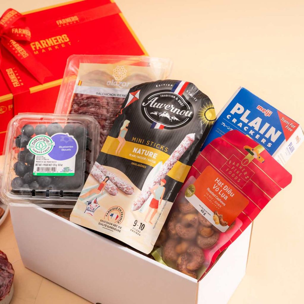  Basic Charcuterie, Nuts & Fresh Fruit Gift Box / Hộp Thịt Nguội, Hạt Dinh Dưỡng & Trái Cây Cơ Bản 