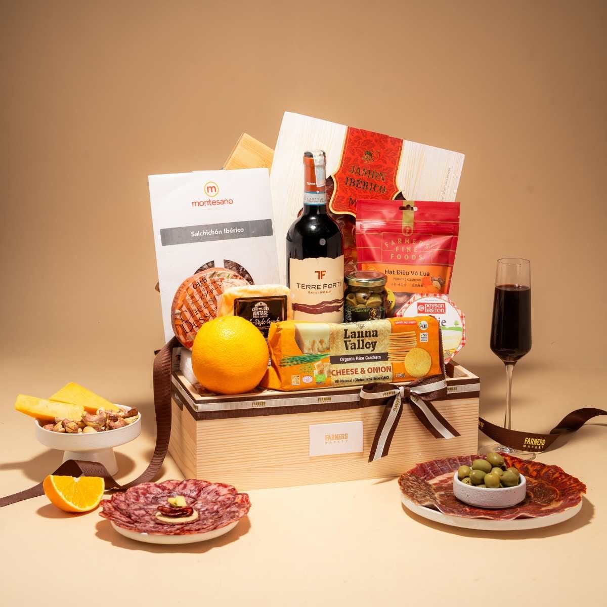  Luxurious Wine, Cheese & Charcuterie Gift Tray / Khay Quà Rượu Vang, Phô Mai & Thịt Nguội Sang Trọng 