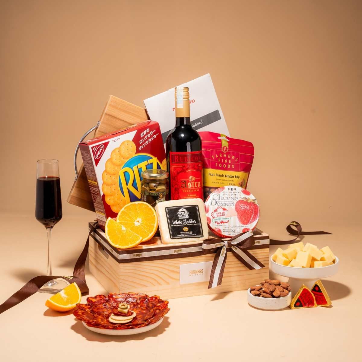  Sophisticated Red Wine, Cheese & Nut Gift Tray / Khay Quà Vang Đỏ, Phô Mai & Hạt Dinh Dưỡng Tinh Tế 