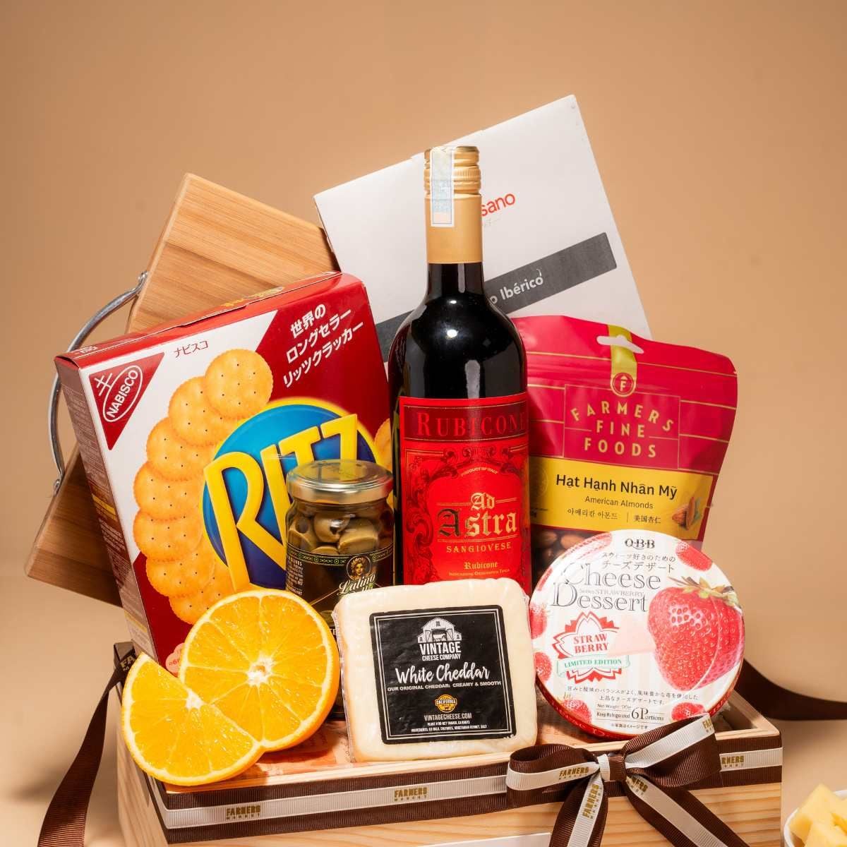  Sophisticated Red Wine, Cheese & Nut Gift Tray / Khay Quà Vang Đỏ, Phô Mai & Hạt Dinh Dưỡng Tinh Tế 