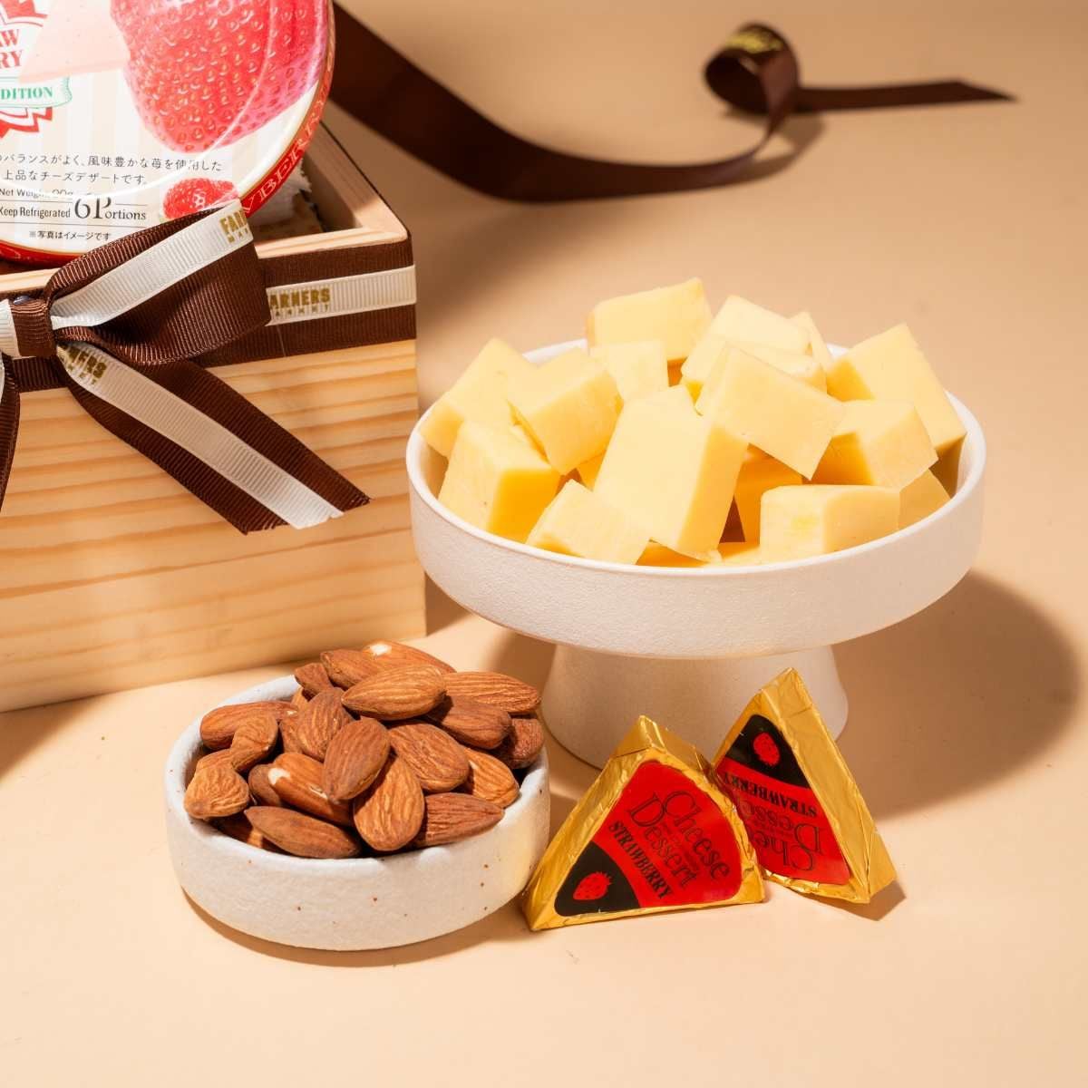  Sophisticated Red Wine, Cheese & Nut Gift Tray / Khay Quà Vang Đỏ, Phô Mai & Hạt Dinh Dưỡng Tinh Tế 