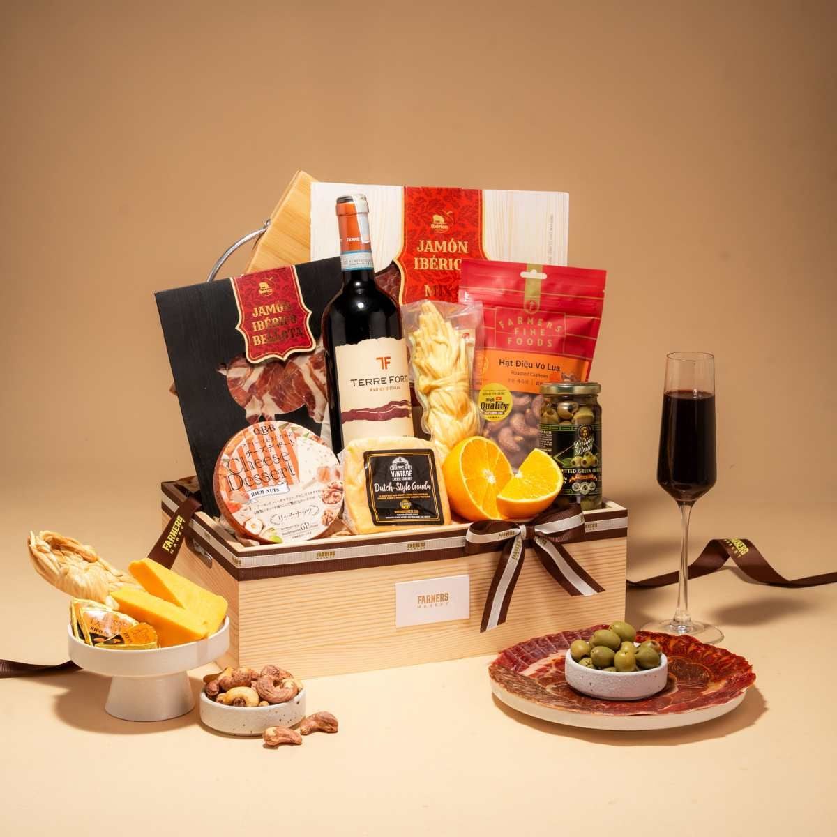  Luxurious Charcuterie, Wine & Cheese Tray / Khay Thịt Nguội, Rượu Vang & Phô Mai Sang Trọng 