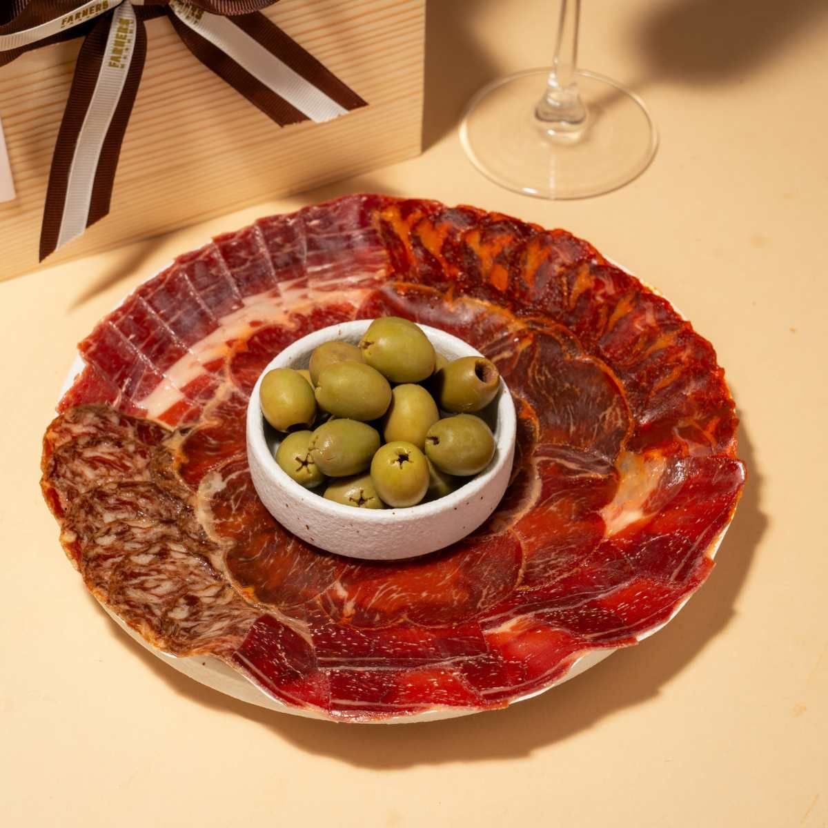  Luxurious Charcuterie, Wine & Cheese Tray / Khay Thịt Nguội, Rượu Vang & Phô Mai Sang Trọng 