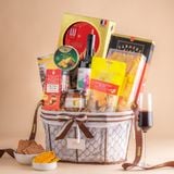  Giỏ Quà Rượu Vang Đỏ - Yến Tươi Và Hạt Tone Nâu Tinh Tế 