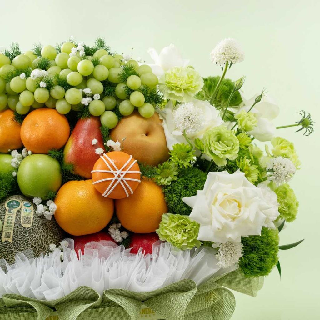  Giỏ Quà Trái Cây Tươi Các Loại Và Hoa Tone Xanh Trắng Cao Cấp 
