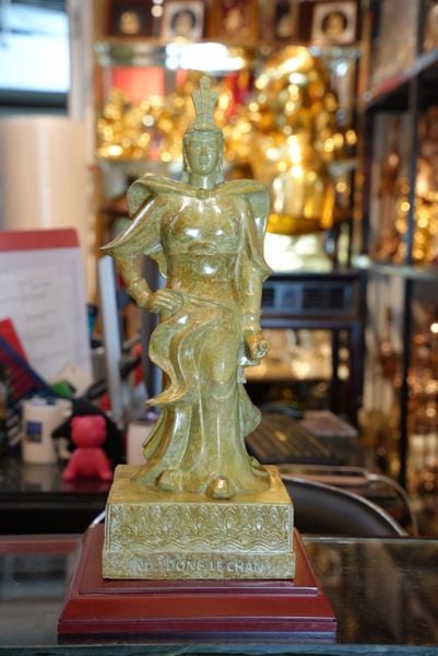 Tượng nữ tướng Lê Chân bằng đồng patina