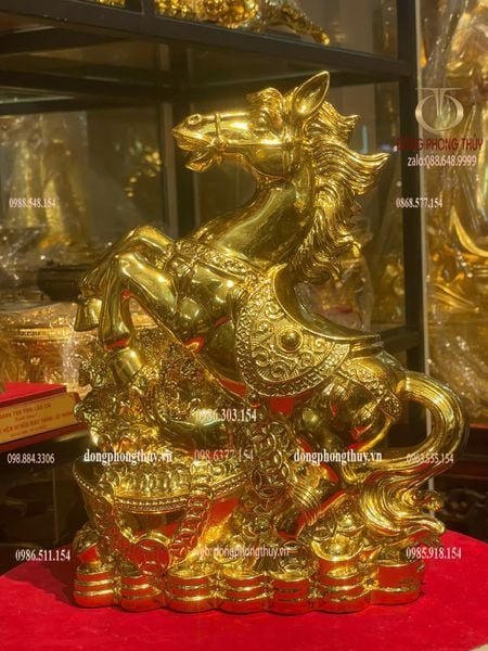 Tượng ngựa bằng đồng dát vàng