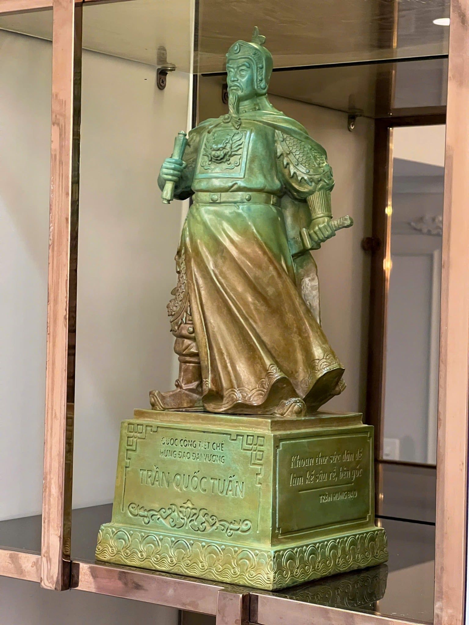 Tượng Trần Hưng Đạo 40cm bằng đồng vân hỏa biến độc bản chỉ có tại Đồng Phong Thủy
