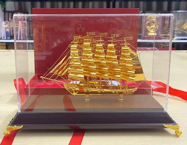 Quà tặng sếp: mô hình thuyền buồm mạ vàng 24k