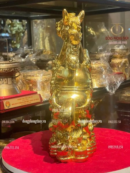 Tượng ngựa bằng đồng dát vàng