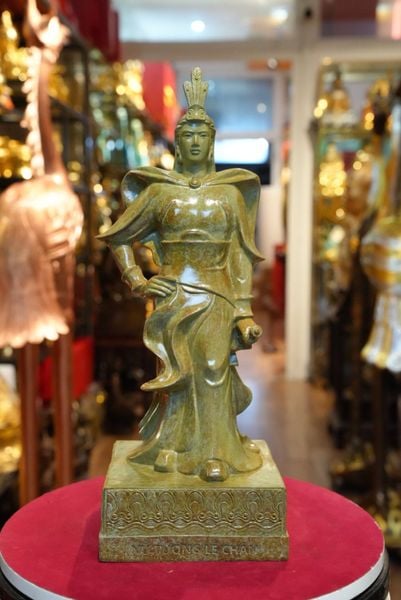 Tượng nữ tướng Lê Chân bằng đồng patina