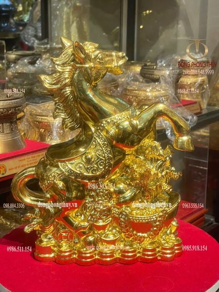 Tượng ngựa bằng đồng dát vàng